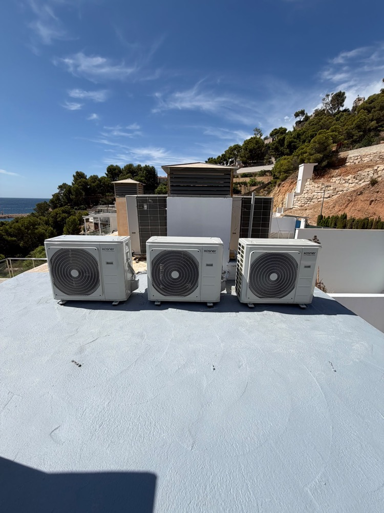 Drei Außengeräte auf einer Dachterrasse mit Meerblick