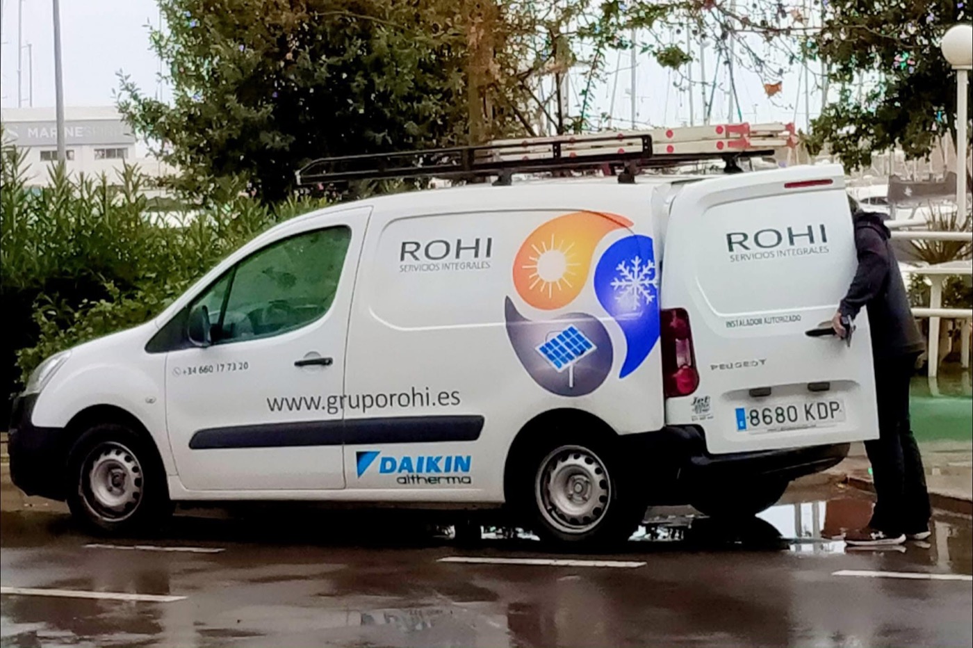 ROHI-Transporter mit Leiter und geöffneter Hecktür