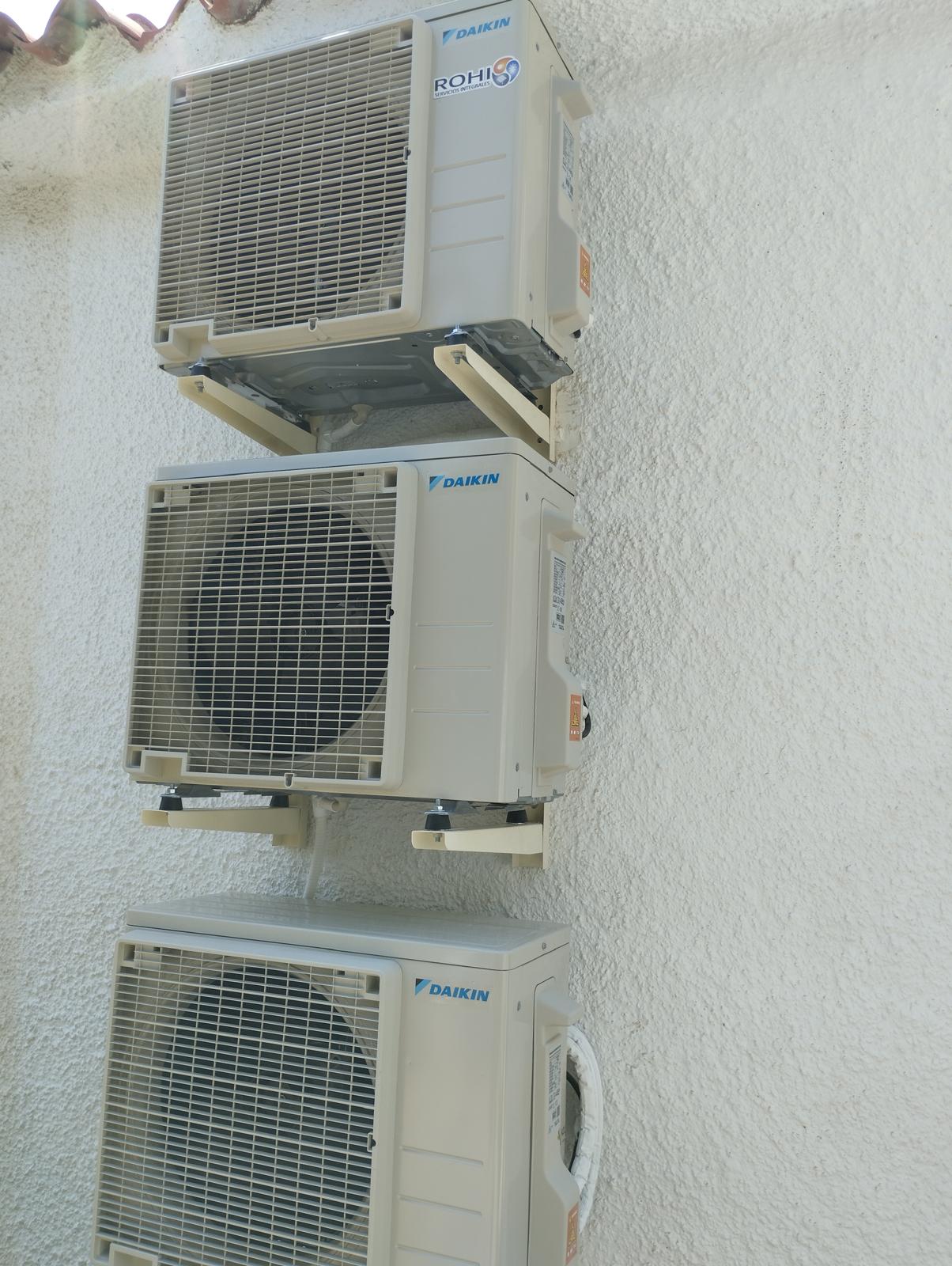 Three Daikin outdoor units mounted vertically on a façade