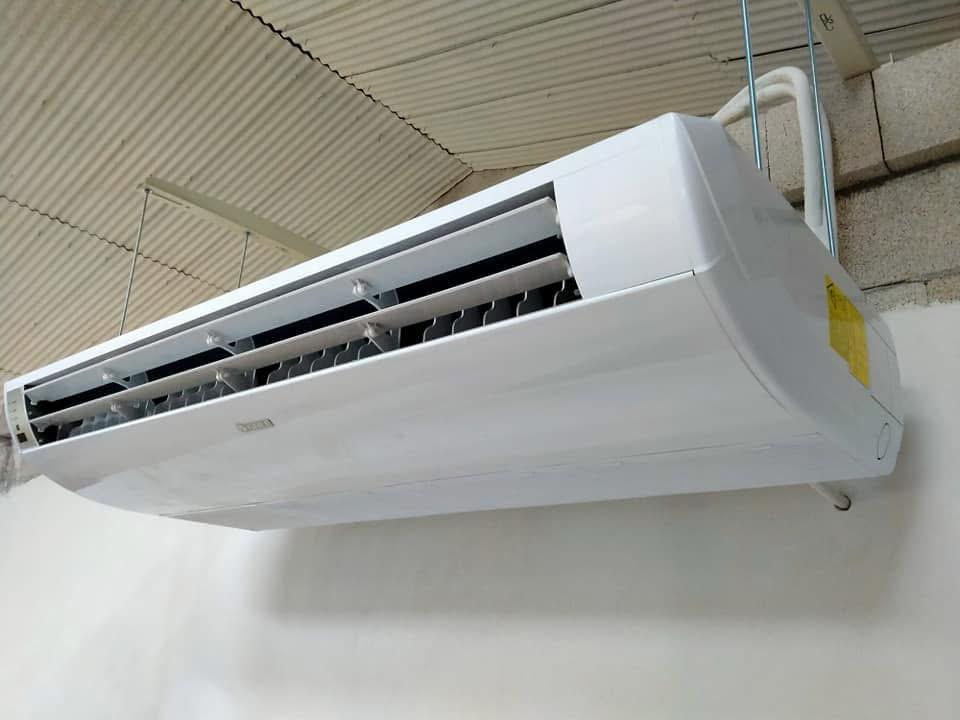 Indoor ceiling unit suspended on threaded rods