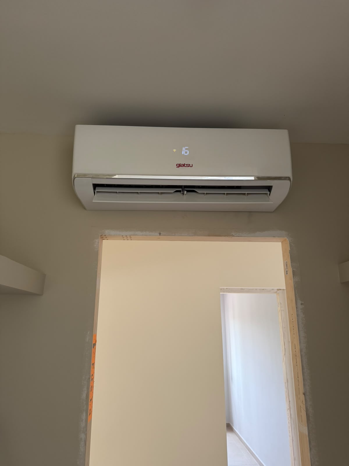 Giatsu split unit above a door – front view